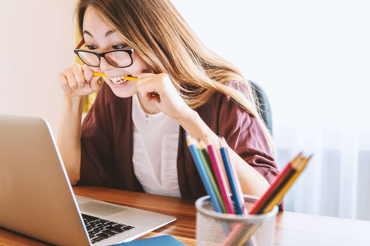 lady on laptop stressed