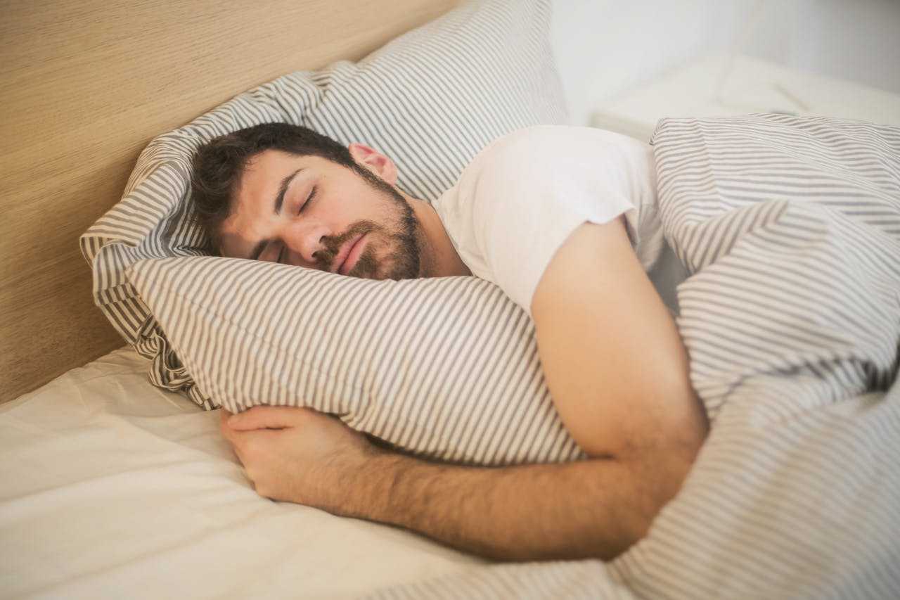 man sleeping in bed after taking Insomnitol