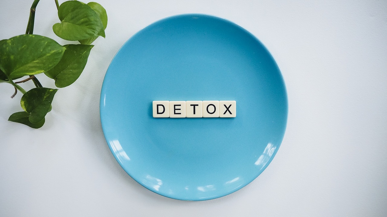 detox spelled on blue plate