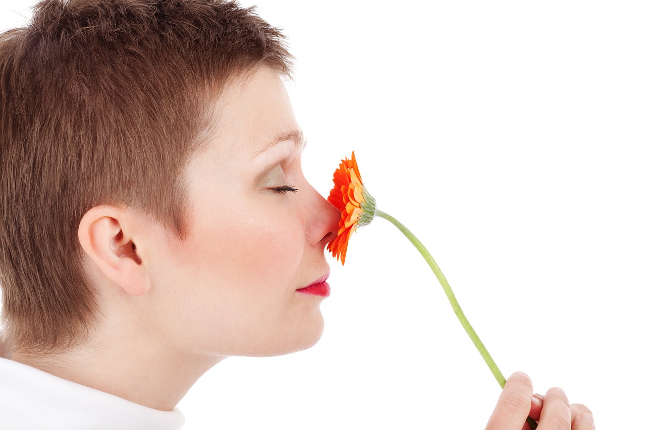 woman smelling flower signifying no odor vagina